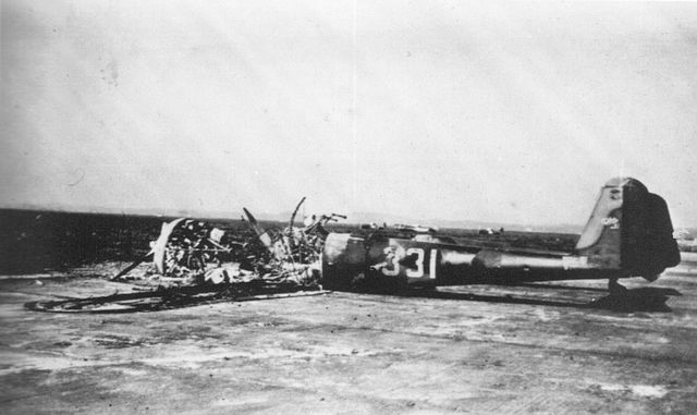 Uitgebrande Fokker G.I nr. 331 na de aanval, 10 mei 1940