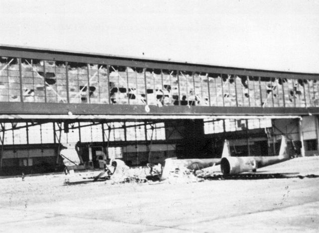 Vernielde hangar op Vliegveld Bergen na de gevechten